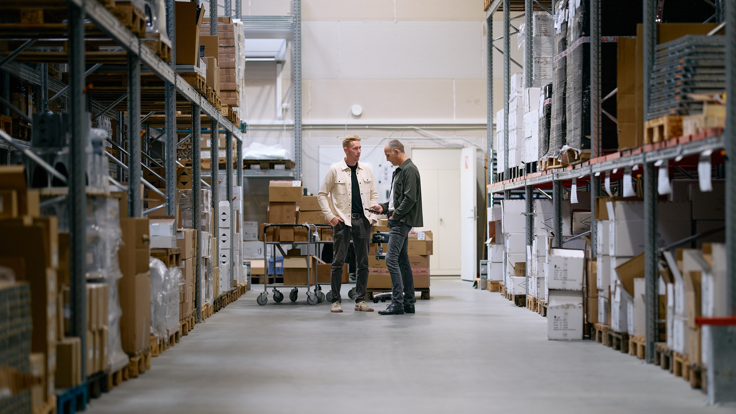 To personer fra hhv. Bornerups og GEJSER der interagerer med hinanden 